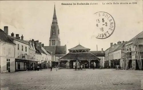 Ak Beaune la Rolande Loiret, Historische Halle, Kirche im Hintergrund, Marktplatz, schwarz-weiß