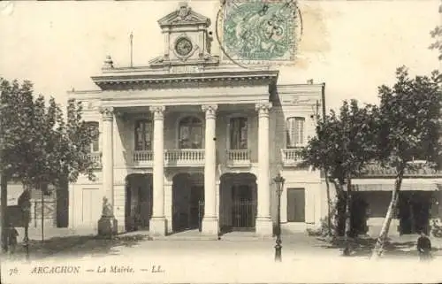 Ak Arcachon Gironde, Rathaus von  Uhr, Säulen, Bäume, 
