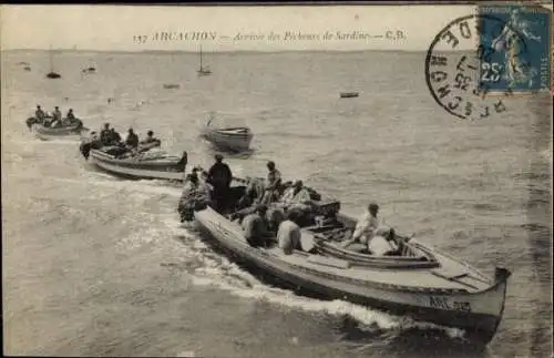 Ak Arcachon Gironde, Schau auf Boote, Ankunft von Sardinenfischern, maritime Szene