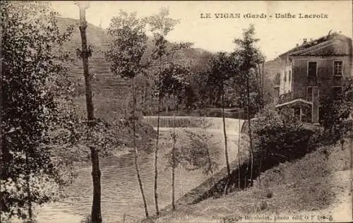 Ak Le Vigan Gard, Flusslandschaft, Gebäude, Bäume, nostalgische Schwarz-Weiß-Optik