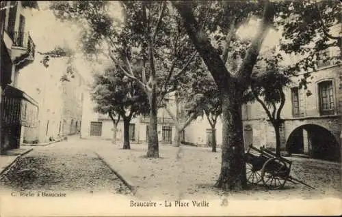 Ak Beaucaire Gard, La Place Vieille, Bäume, leere Straße, Wagen