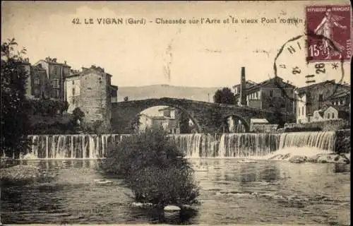 Ak Le Vigan Gard, Alter römischer Brückenbau, Wasserfall, Häuser, Poststempel
