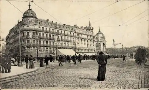 Ak Montpellier Hérault, Großes Gebäude, belebte Straße,  Architektur, Personen auf der Straße