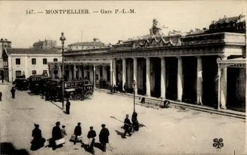 Ak Montpellier Hérault, Bahnhof, Säulen, Straßenansicht, Personen,  Aufnahme
