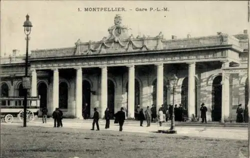 Ak Montpellier Hérault, Historische Bahnhofsanlage, Säulenarchitektur, Menschen auf der Straße, K