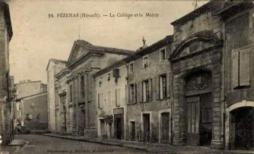 Ak Pézenas Hérault, Straße mit dem Collège, der Mairie,  Gebäude, ruhige Szene