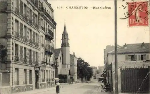 Ak Charenton le Pont Val de Marne, Rue Guérin, Häuserzeile, Kirche im Hintergrund, Person mit Reg