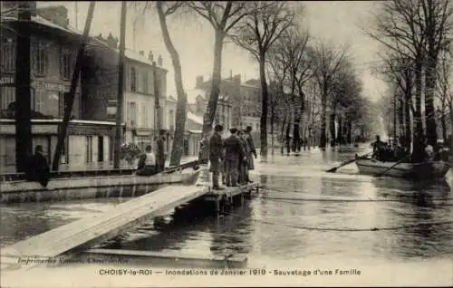 Ak Choisy le Roi Val de Marne, Sauvetage d'une famille, Hochwasser Januar 1910