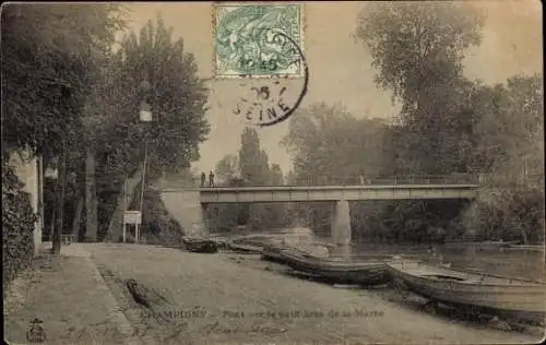 Ak Champigny sur Marne Val de Marne, Brücke über kleinen Arm der Marne, Boote am Ufer, Bäume