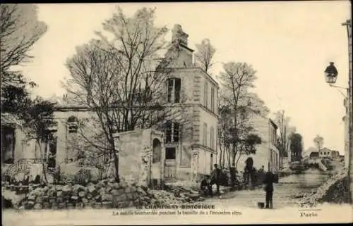 Ak Champigny sur Marne Val de Marne, Historische Ansicht der bombardierten Mairie, Menschen in de