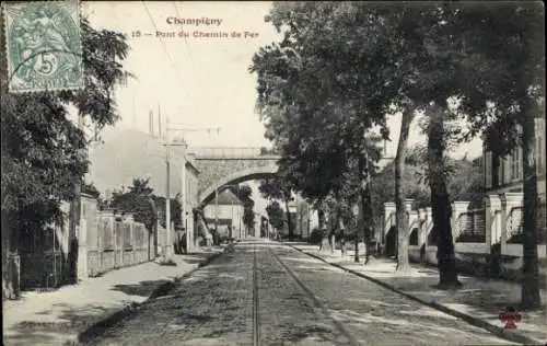 Ak Champigny sur Marne Val de Marne, Straße mit Gleisen, Häusern, Bäumen, Brücke im Hintergrund