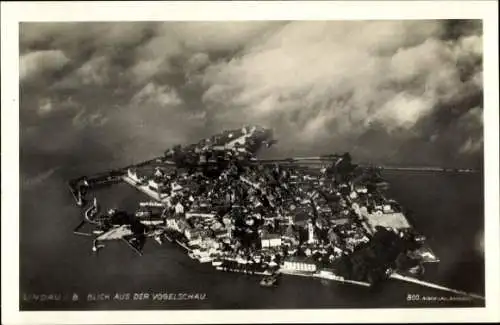 Ak Lindau am Bodensee Schwaben, Luftaufnahme von  Wasser, Wolken,  Gebäude, Stadtansicht
