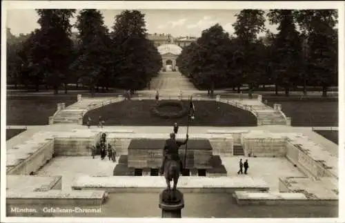Ak München Bayern, Das Gefallenen Denkmal mit Besuchern
