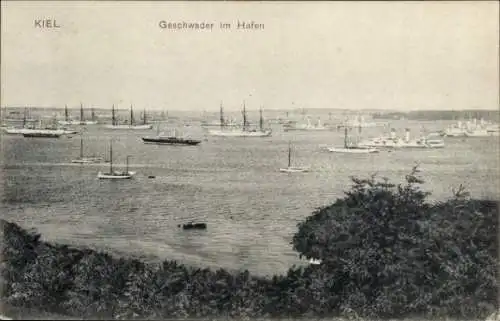 Ak Kiel, Schiffe im Hafen,  Geschwader im Wasser