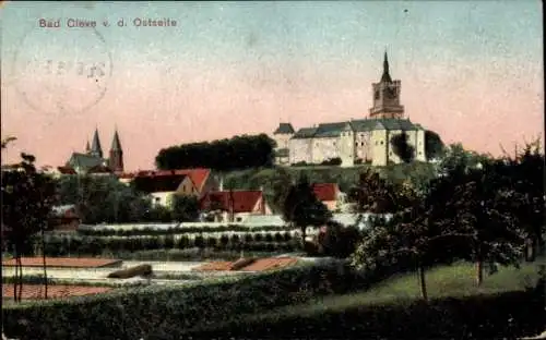 Ak Bad Cleve Kleve am Niederrhein, Burg und Stadtansicht, Himmel rosa gefärbt, Felder im Vordergr
