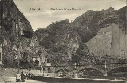 Ak Altenahr im Ahrtal, Eisenbahnbrücke, Engelsley, Felsen, Fluss,  Ansicht