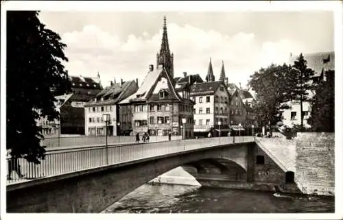 Ak Ulm an der Donau, Brücke, alte Gebäude, Spitztürme, Fluss, schwarz-weiß