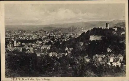 Ak Bielefeld in Nordrhein Westfalen, Stadtansicht von  Sparrenburg im Hintergrund, schwarz-weiß