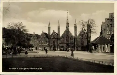 Ak Hansestadt Lübeck, Heiligen-Geist-Hospital, s Gebäude, Personen auf der Straße