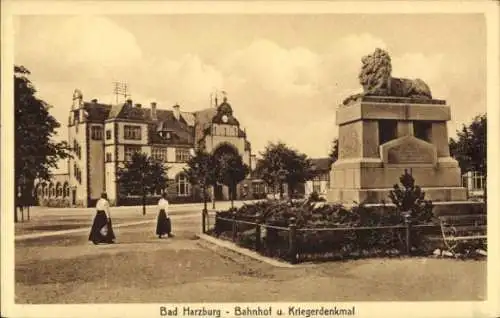Ak Bad Harzburg am Harz, Bahnhof, Kriegerdenkmal, zwei Frauen in Trachten