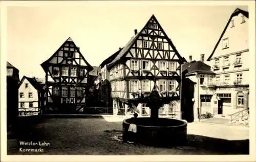 Ak Wetzlar an der Lahn, Historische Häuser, Kornmarkt, Brunnen, Schwarz-Weiß-Foto