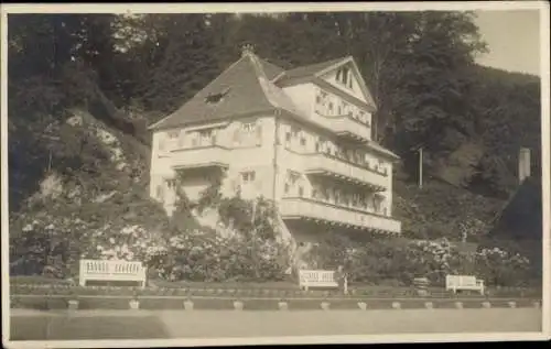 Ak Bad Rippoldsau Schapbach im Schwarzwald, Historisches Gebäude, umgeben von Blumen, Bänke im Vo