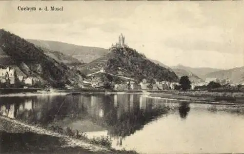 Ak Cochem an der Mosel, Blick auf die Stadt  Mosel, Burg auf dem Hügel, ruhiger Fluss