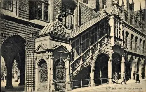 Ak Hansestadt Lübeck, Rathaustreppe, Treppe mit Glasüberdachung, r Stil
