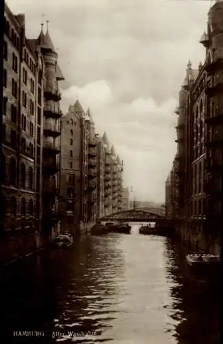 Ak Hamburg Mitte Altstadt, Schmaler Wasserkanal,  Speicher, Brücke, schwarz-weiß, Altstadt