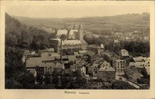 Ak Malmédy Wallonien Lüttich, Panoramaansicht von  Stadtansicht, Kirchengebäude, Berge
