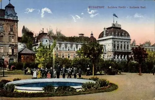 Ak Budapest Ungarn, Park mit Brunnen,  Gebäude, Menschenansammlung