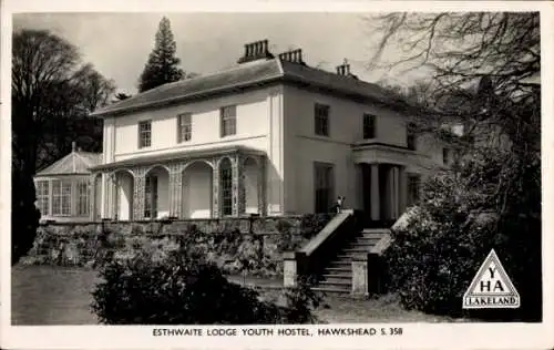 Ak Hawkshead Cumbria England, Esthwaite Lodge Youth Hostel, Gebäudefassade, umgeben von Bäumen