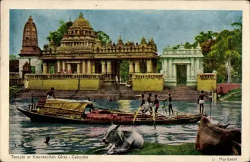 Ak Calcutta Kolkata Kalkutta Indien, Tempel am Keoratollah Ghat, Boot im Wasser, Menschen grup...