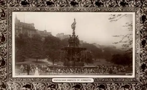 Ak Edinburgh Schottland, Fontäne, Prinzessin-Street-Gärten, Menschenmenge,  Szenerie