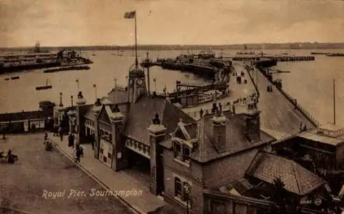 Ak Southampton Hampshire England, Royal Pier, Menschen auf dem Pier, Boote im Wasser,  Ansicht