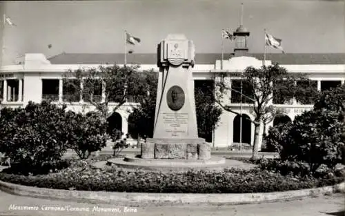 Ak Beira Mosambik, Monumento Carmona, Monument, Archivgebäude, Bäume, Flaggen