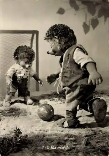 Ak Mecki der Igel und Igelkind spielen Fußball