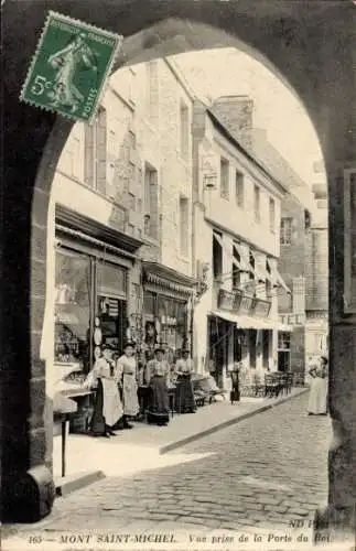 Ak Le Mont Saint Michel Manche, Blick auf die Porte du Roi, außenstehende Frauen, alte Gebäude