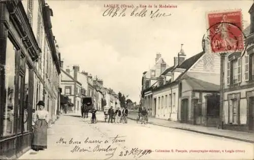 Ak L'Aigle Laigle Orne, Vorderansicht einer Straße,  Gebäude, Kutsche, Frauenfigur