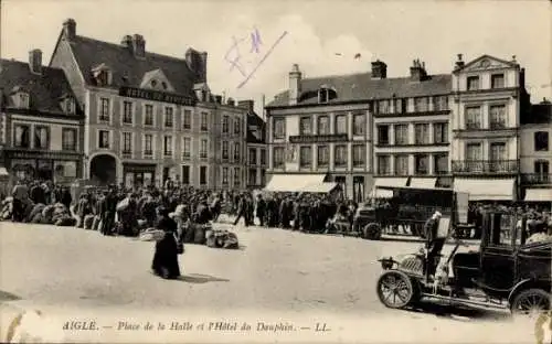 Ak Aigle Kanton Waadt, Marktplatz mit Menschenansammlung, Hotel du Dauphin, Autos
