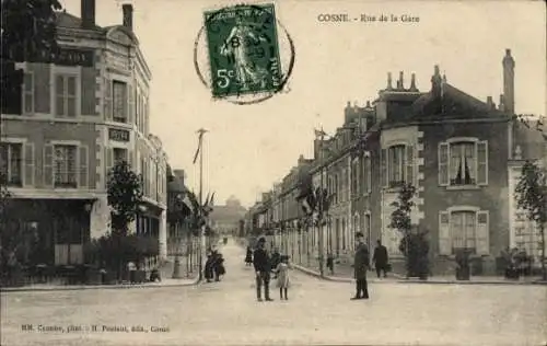 Ak Cosne Nièvre , Kosne, Rue de la Gare, Gebäude, Straße, Menschen, Flaggen