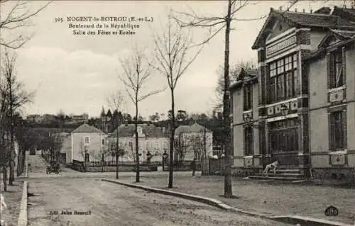 CPA Nogent-le-Rotrou Eure-et-Loir, Boulevard de la République, Salle des Fêtes et Ecoles
