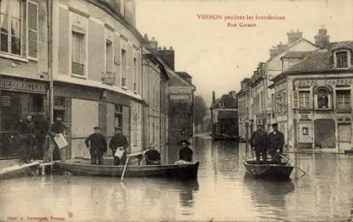 Ak Vernon Eure, Überschwemmung, Rue Carnot, Stadtansicht mit Booten,  Szene