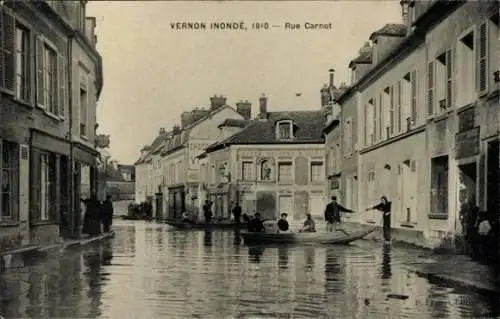 Ak Vernon Eure, Vernon Inondé 1910, Rue Carnot, überflutete Straße, Boote,  Szenerie