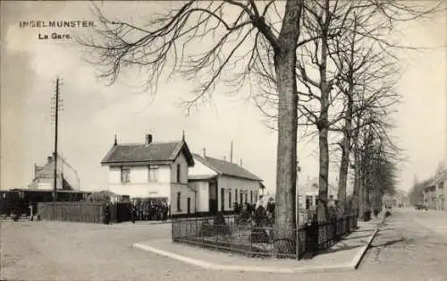 Ak Ingelmunster Westflandern, Bahnhof, Bäume, Häuser, Menschen, Winterstimmung, Schwarz-Weiß-Foto