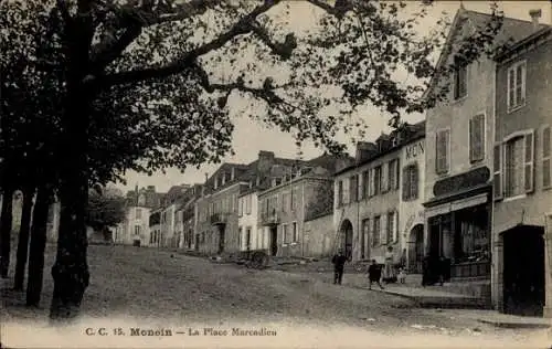 Ak Monein Pyrénées Atlantiques, Schwarweißaufnahme, Platz Marcadieu,  Gebäude, Menschen, Bäume