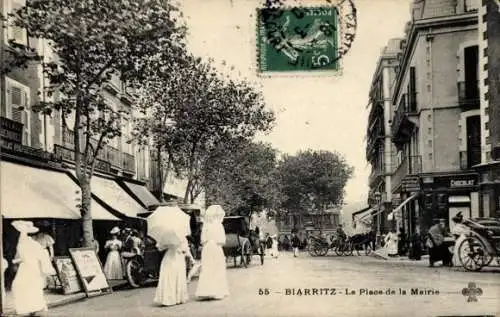 Ak Biarritz Pyrénées Atlantiques, Straße mit Bäumen,  Gebäude, Menschen, Pferdewagen