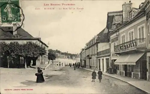 Ak Monein Pyrénées Atlantiques, Straße in   Architektur, Personen