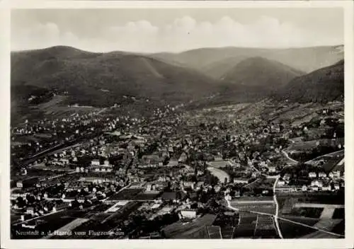 Ak Neustadt an der Haardt Neustadt an der Weinstraße, Panorama, Fliegeraufnahme