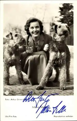 Ak Schauspielerin Maria Schell, Portrait mit zwei Terriern, Solange Du da bist, Ufa Film, Autogramm